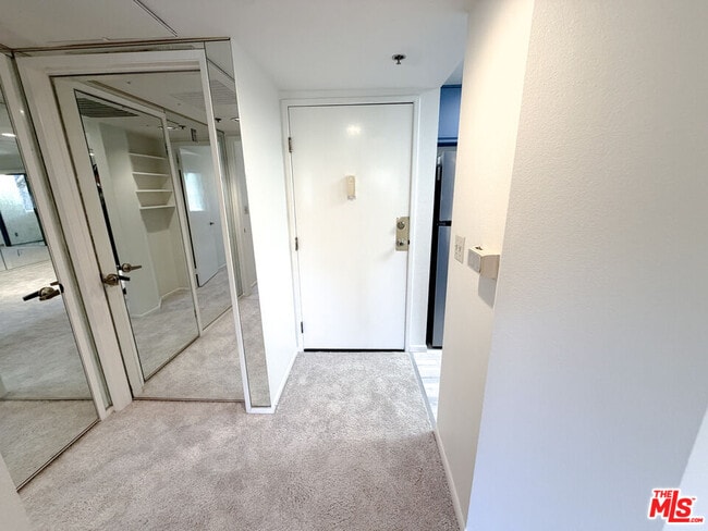Building Photo - 501 Palisades Dr