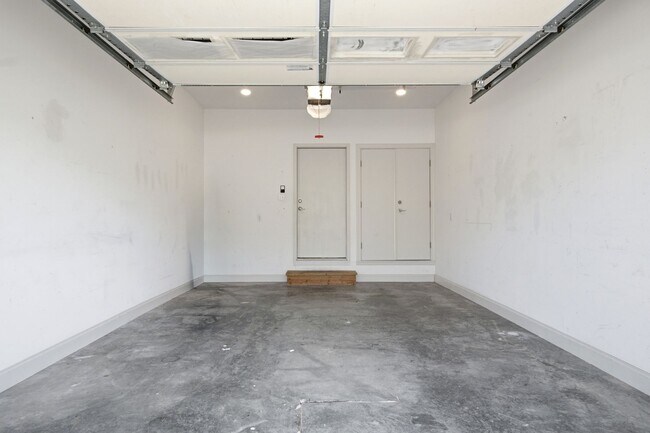 Building Photo - 2645 Blossom Trail E