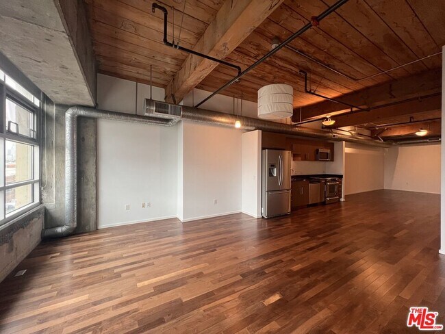 Building Photo - 530 S Hewitt St