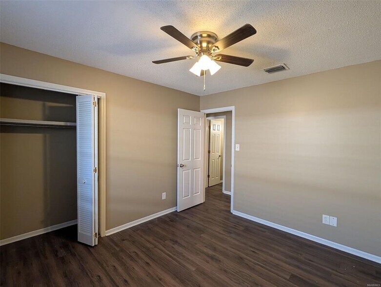 Building Photo - 5902 Carmel Dr