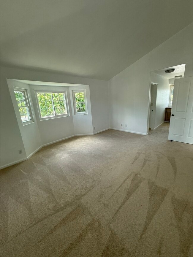 Building Photo - Beautifully Renovated 5-Bedroom Home | Spa...