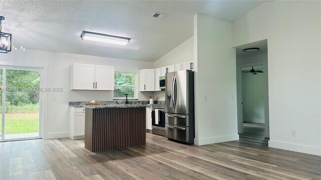 Building Photo - 117 Pine Crse