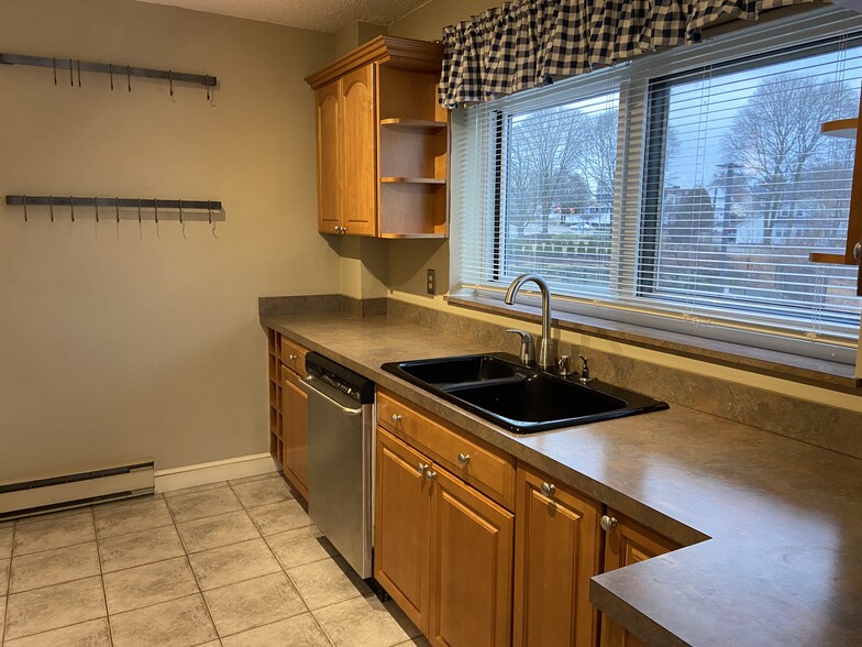 Building Photo - 200 Cove Way