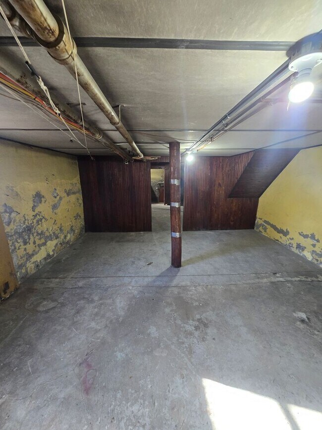 Building Photo - 4 Bedroom