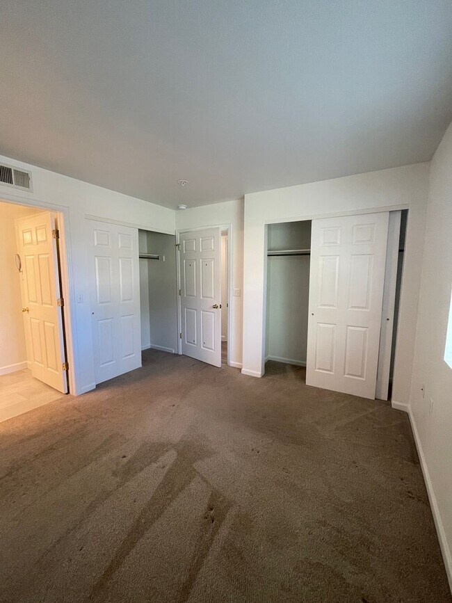 Building Photo - Stunning First-Floor Condo SE Ft. Collins