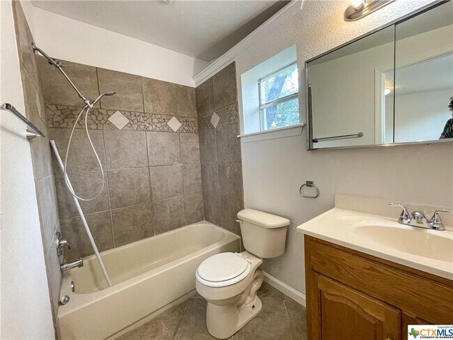 Building Photo - 668 Creekside Dr