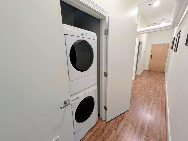 Building Photo - 220 W Market St