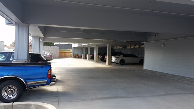 Parking Garage - 800 E 2nd St