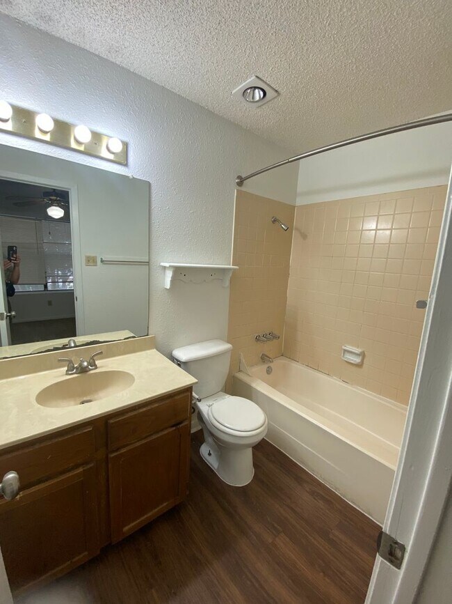 Building Photo - Cozy 2 bd/2.5 bath NW Austin Home