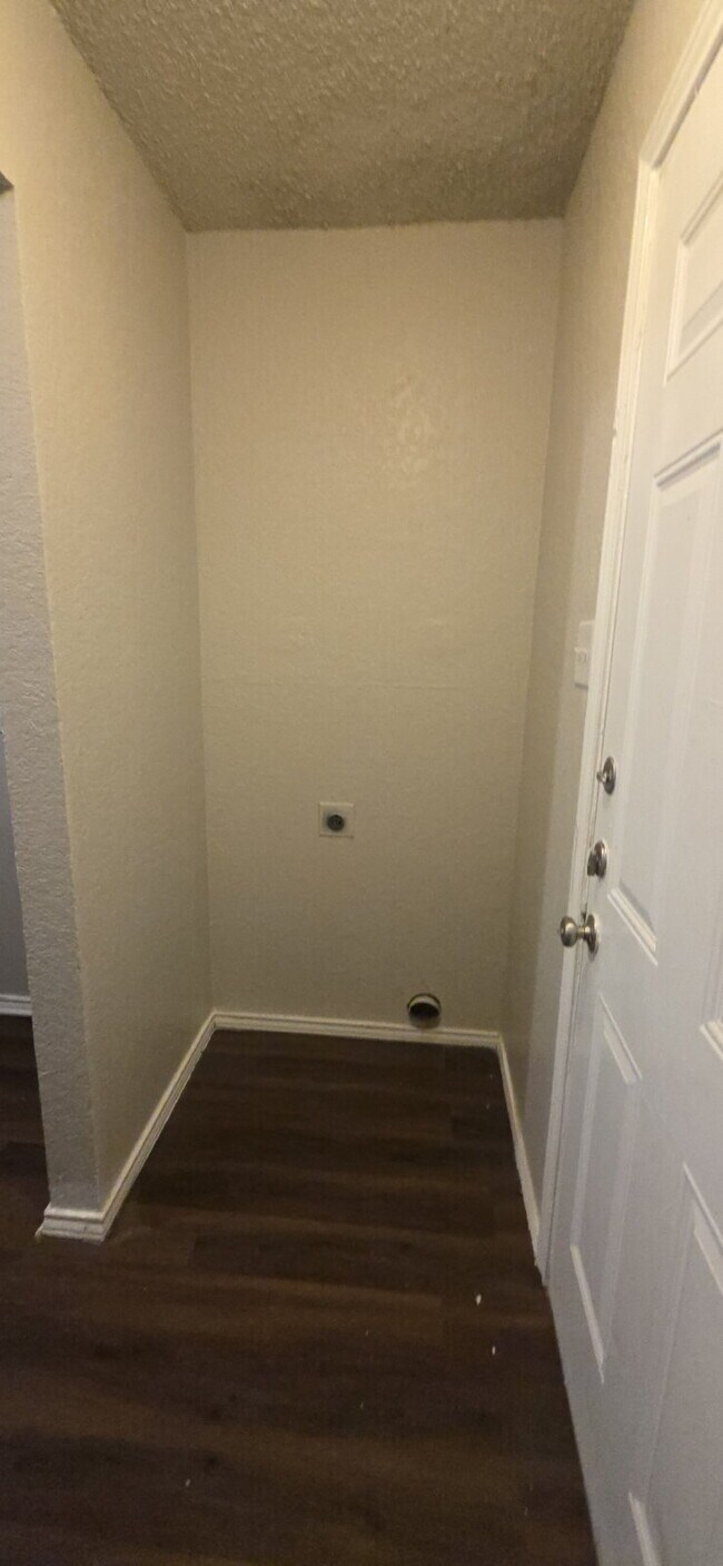 Building Photo - Move In Special of 1/2 OFF 1st Month Rent - Welcome to this beautifully updated duplex!!!