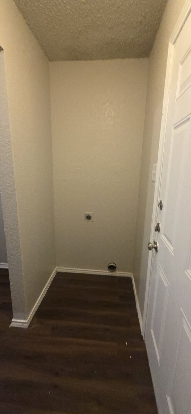 Building Photo - Welcome to this beautifully updated duplex!!!