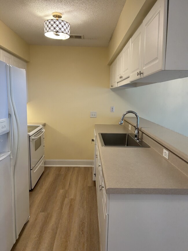 Building Photo - 627 Woodmoor Dr