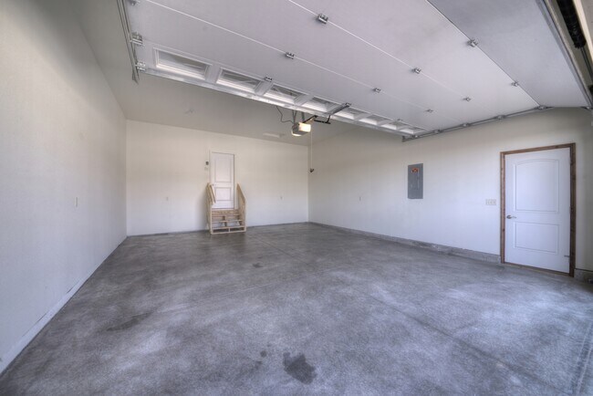 Building Photo - 2 BEDROOM | 2 BATH | DOUBLE GARAGE | SPACIOUS TOWNHOME