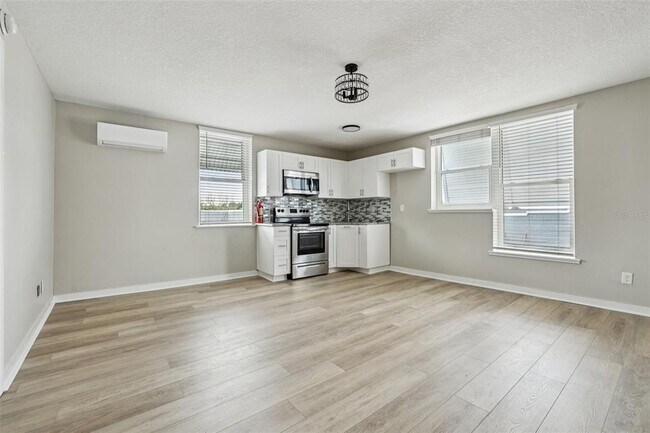 Building Photo - 801 W Montrose St