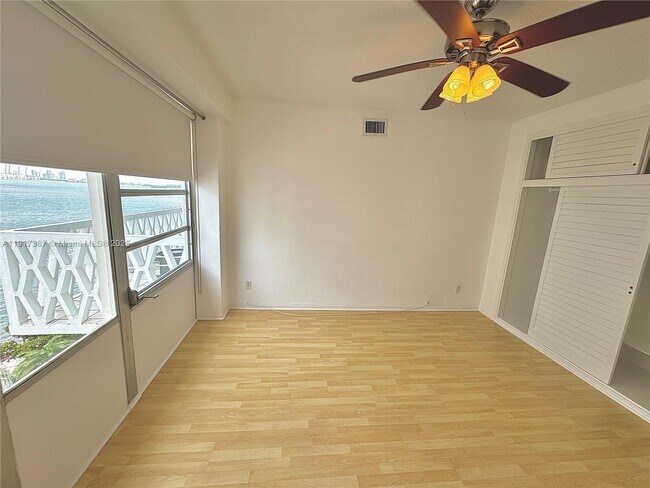 Building Photo - 1430 Brickell Bay Dr