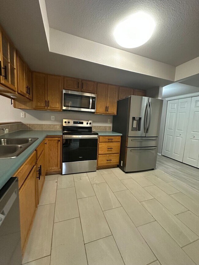 Building Photo - Amazing Ground Level 2 Bedroom!
