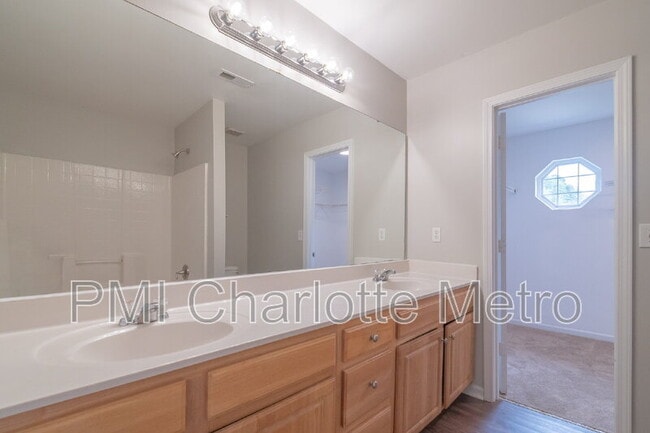 Building Photo - 1525 Crandon Dr