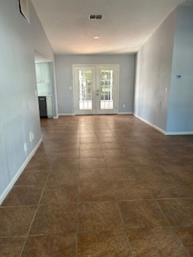 Building Photo - Beautiful 3/2 Available now!