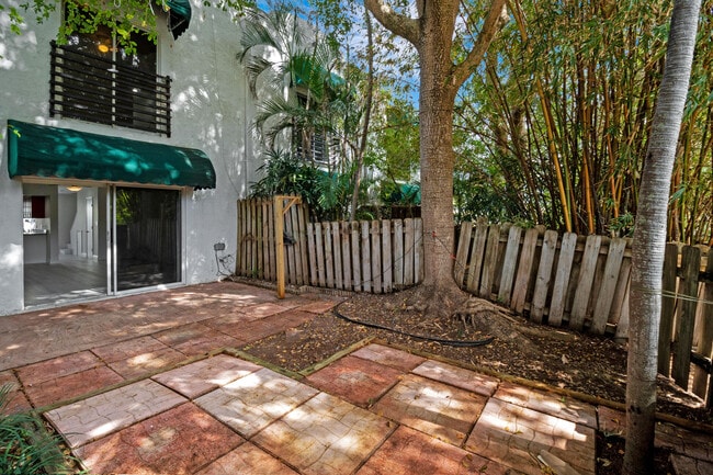 Building Photo - 690 SE 23rd Ave
