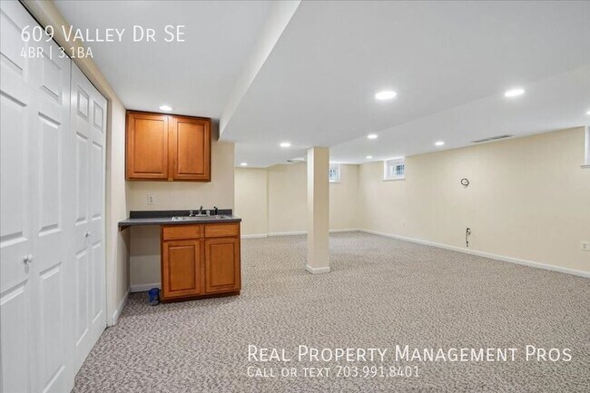 Building Photo - 609 Valley Dr SE