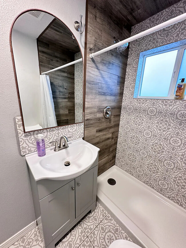 Full Bathroom - 4021 Fillmore Ave