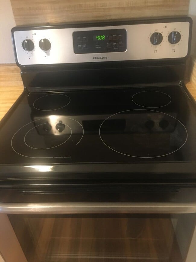 Building Photo - Chico 2 bed, one bath Duplex Private court...