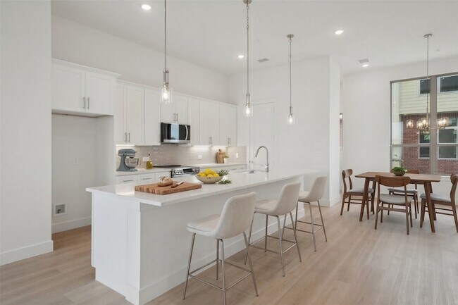 Building Photo - 13351 Goodland St