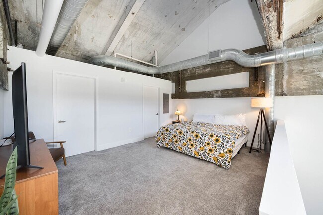 Building Photo - 2 Bedroom 2 Bath Loft Along the Little Mia...