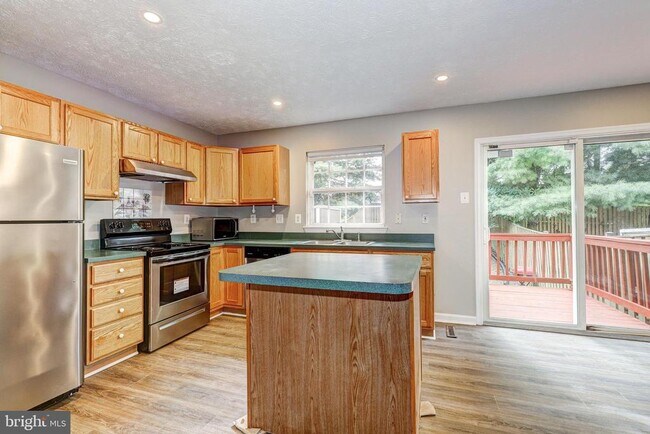 Building Photo - 9306 Vanguard Ct
