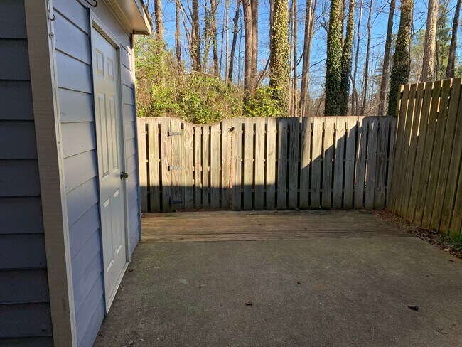 Building Photo - 2 BEDROOM CHARMER-PRIVATE PATIO- 2 brm  2.5 bath-Front Door Parking-On-site Pool-Outside storage-...