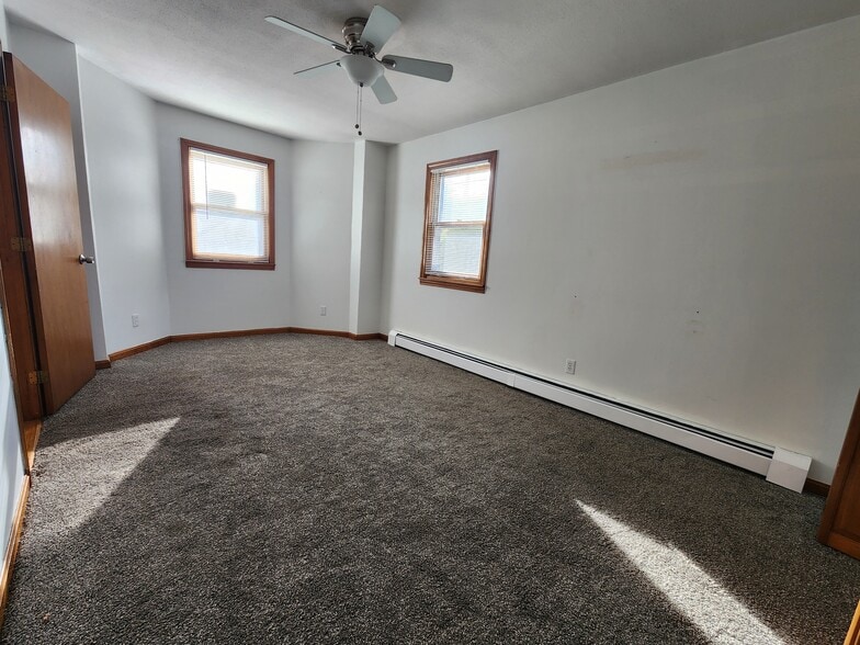 Building Photo - 31 Elm St