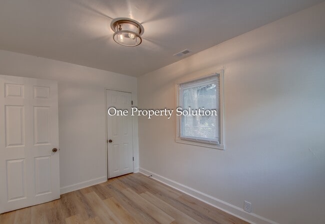 Building Photo - 825 E 14th Ave