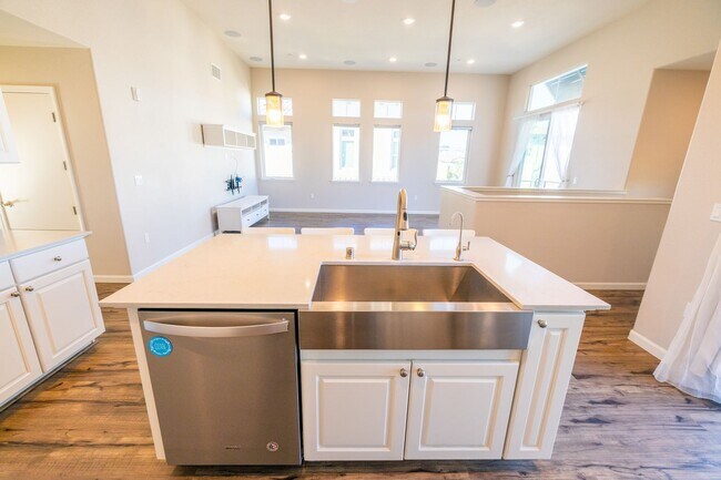 Building Photo - Beautiful two bedroom on Communication Hil...