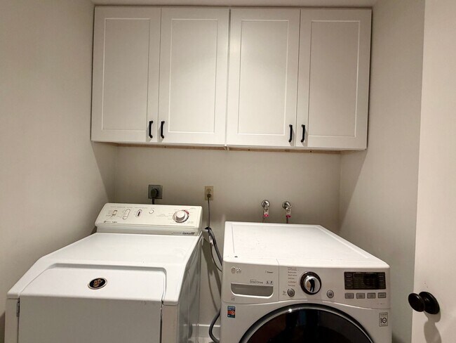 Building Photo - Spacious Three Bedroom in the Sunrise Pointe Community