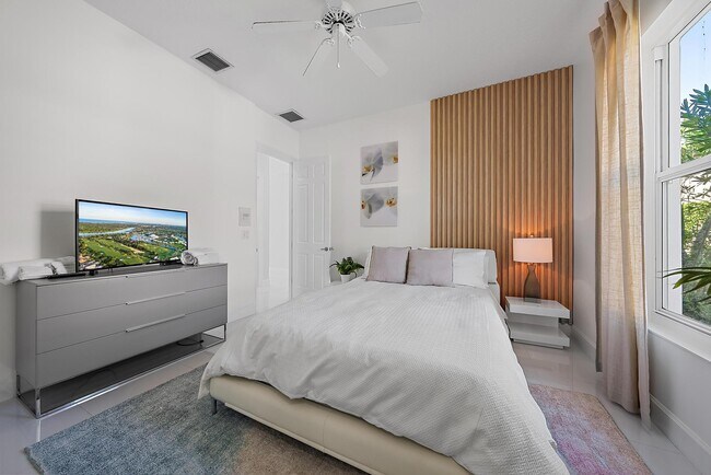 Building Photo - 8988 Lakes Blvd