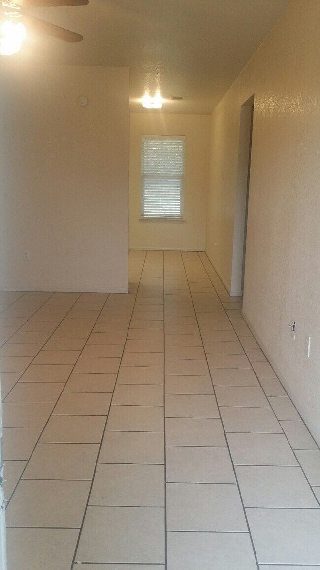Building Photo - 1102 Circle M Dr