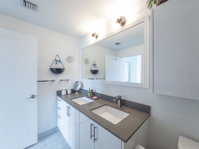 Building Photo - 999 SW 1st Ave