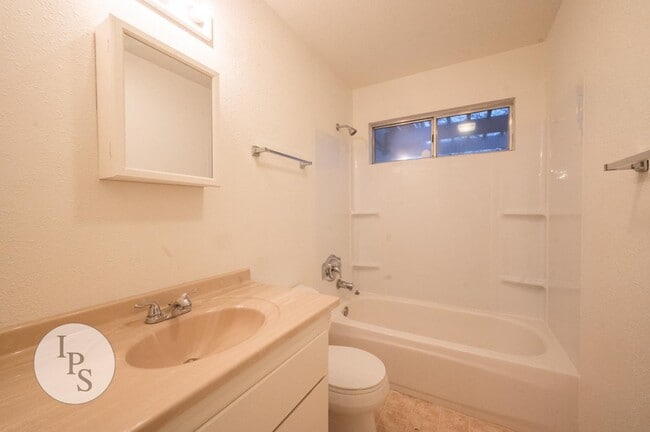 Building Photo - 2188 E Pinedale Ave