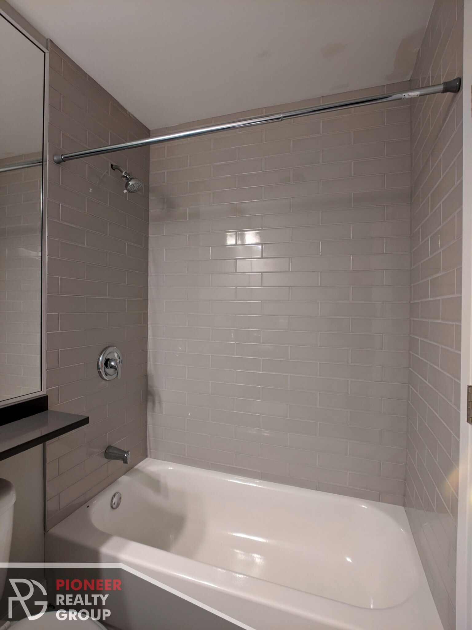 Building Photo - 542 W Surf St