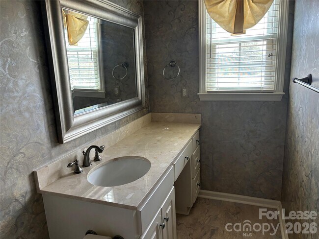 Building Photo - 2417 Lynwood Dr