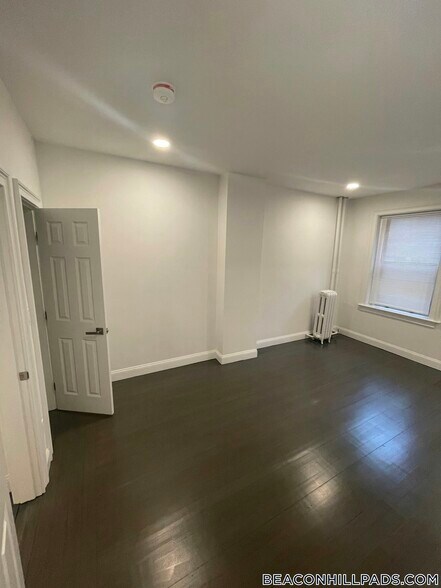 Building Photo - 31 Temple St