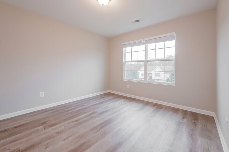 Building Photo - 298 Summit View Dr