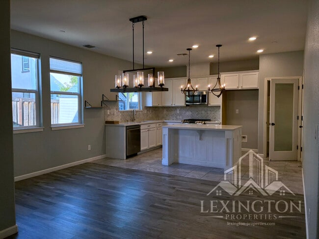 Building Photo - Elegant, 3BD/2.5BA, Sacramento Home in Nat...