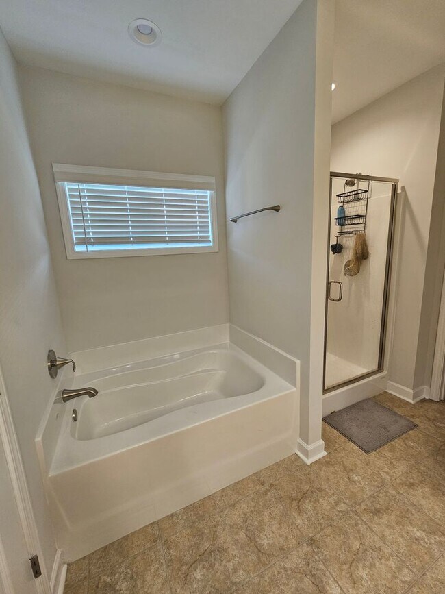 Building Photo - Like New Home featuring 4 Bedrooms, a Loft, and a fully fenced Yard!