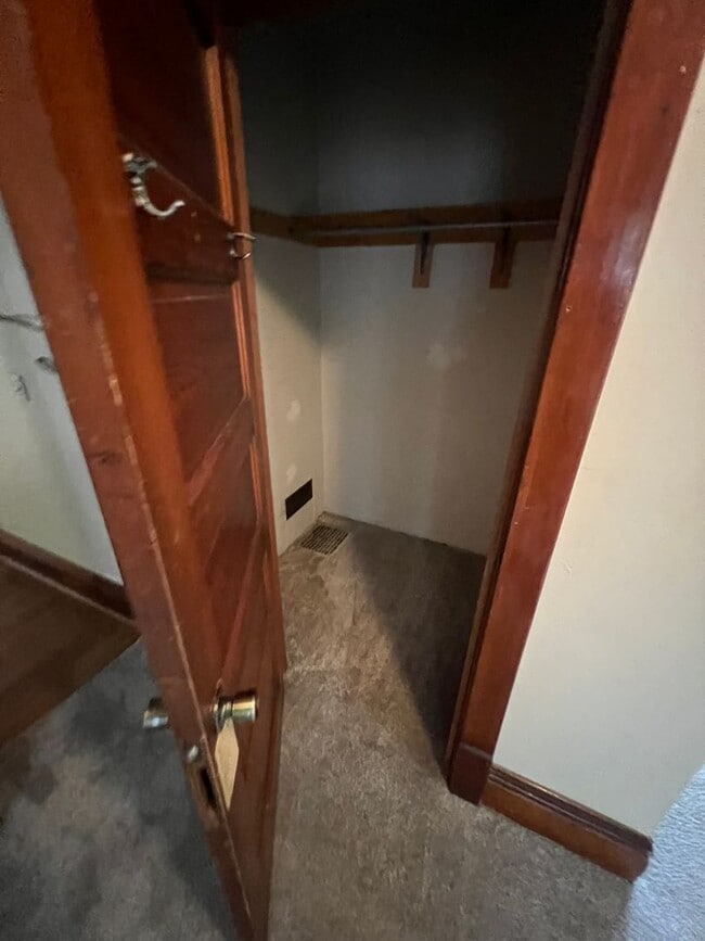 Building Photo - Large 4 bedroom house east of campus for A...