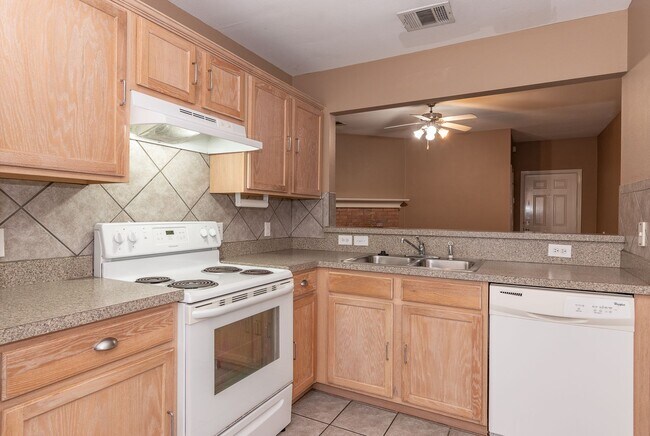 Building Photo - Spacious Three Bedroom Home!!
