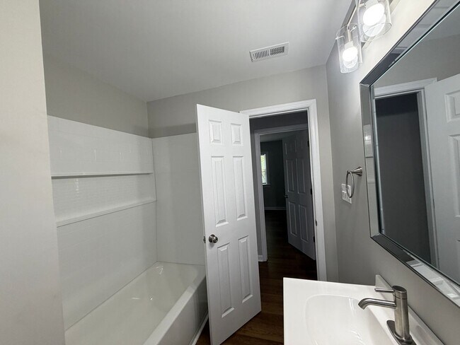 Building Photo - newly renovated 3-bedroom 1 bath