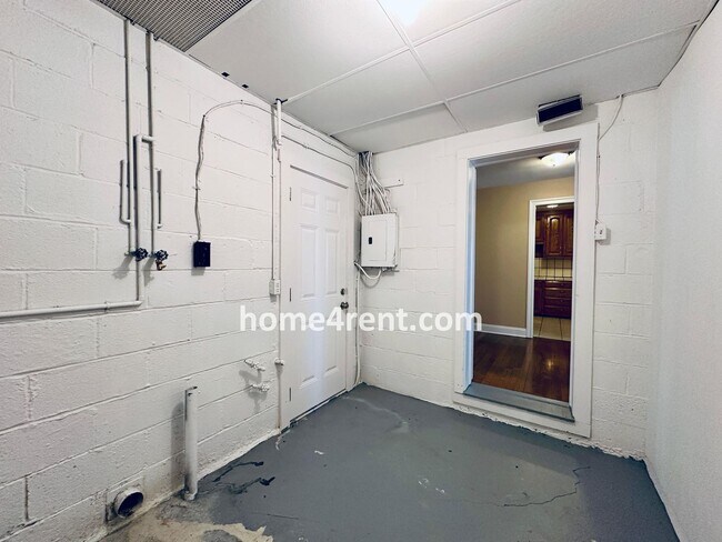 Building Photo - Adorable Ranch in Roeland Park w/ Wood Flo...