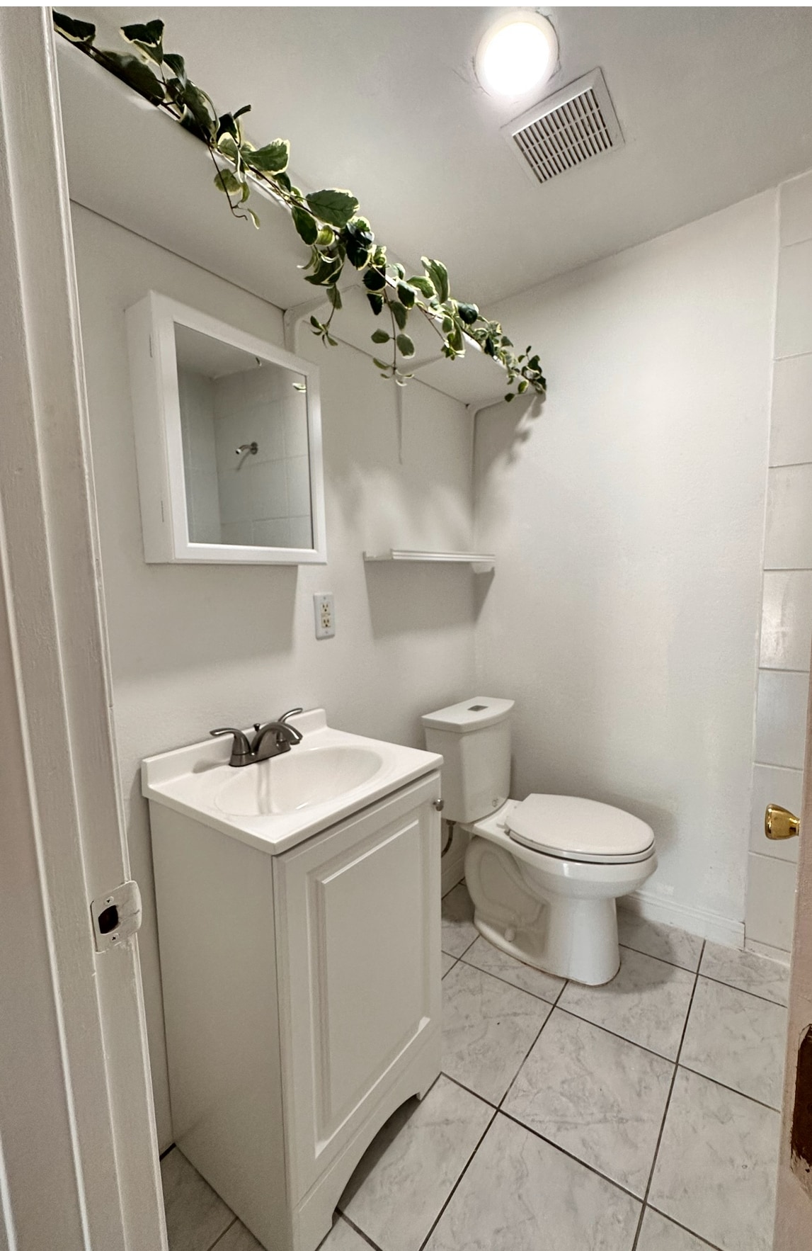Front bathroom, has bath and shower - 11524 Flower St