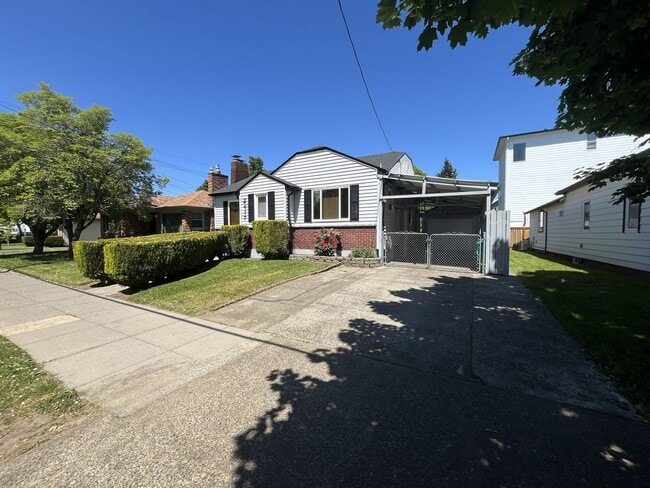 Building Photo - Bright and Welcoming Home with Modern Kitchen, Expansive Backyard & Flexible Living Space